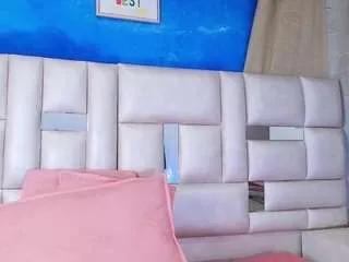 Freechat emmacurvy on CamSoda