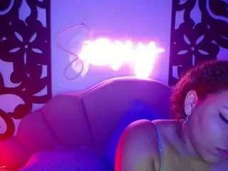 Freechat horny-sexy-brunette on CamSoda