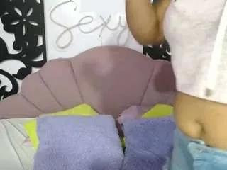 Freechat horny-sexy-brunette on CamSoda