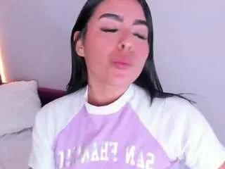 Freechat lovelyeyess on CamSoda