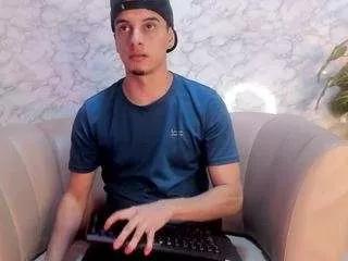 Freechat maxibenetti on CamSoda