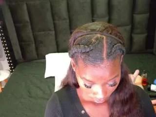 Freechat petitelittleebony on CamSoda
