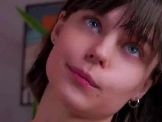 Offline quennahedge on CamSoda