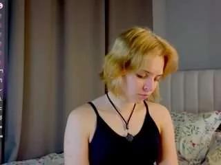 rowenahathaway — masturbate her pussy until she squirts. [928 tokens remaining]