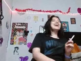 Freechat saray-extrovert on CamSoda