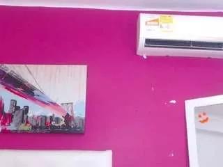 Freechat sexy-tiny-sarah on CamSoda