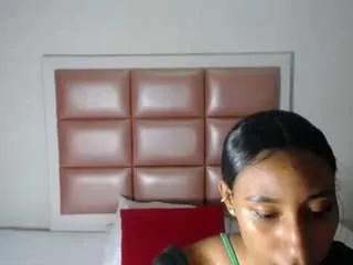 Freechat sexy-tiny-sarah on CamSoda