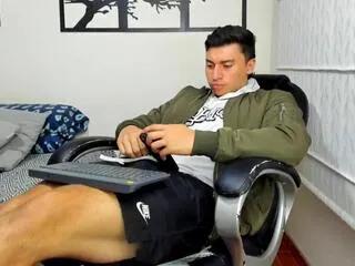 Offline aron_lake_fit on Flirt4Free