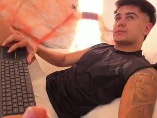 Freechat lenyn_max on Flirt4Free