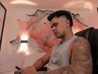 Freechat lenyn_max on Flirt4Free