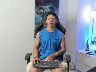 Offline tony_petrov on Flirt4Free
