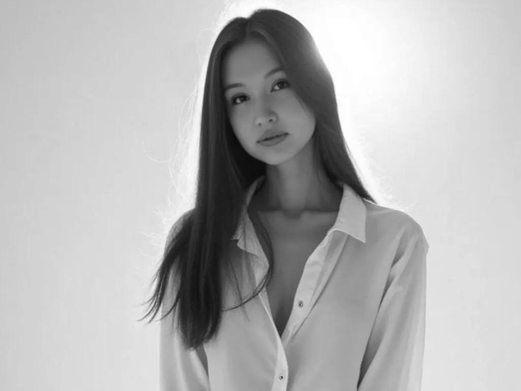 LiveJasmin AstridManning is Freechat AstridManning — Sweet words, playful teasing, and men who know how to keep me blushing