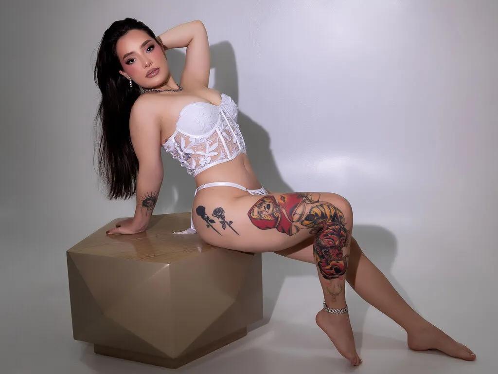 KatyaMoreti — I like to enjoy every moment, let myself be carried away by the energy, and meet people who know how to command each other with respect and confidence. I love music, sincere conversations, and the little details that make a difference.