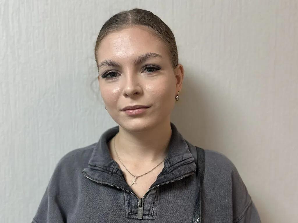 LiveJasmin LauraTang is Freechat LauraTang — I like to have a good time, communicate, and when people give me flowers. I love music, having fun and drawing