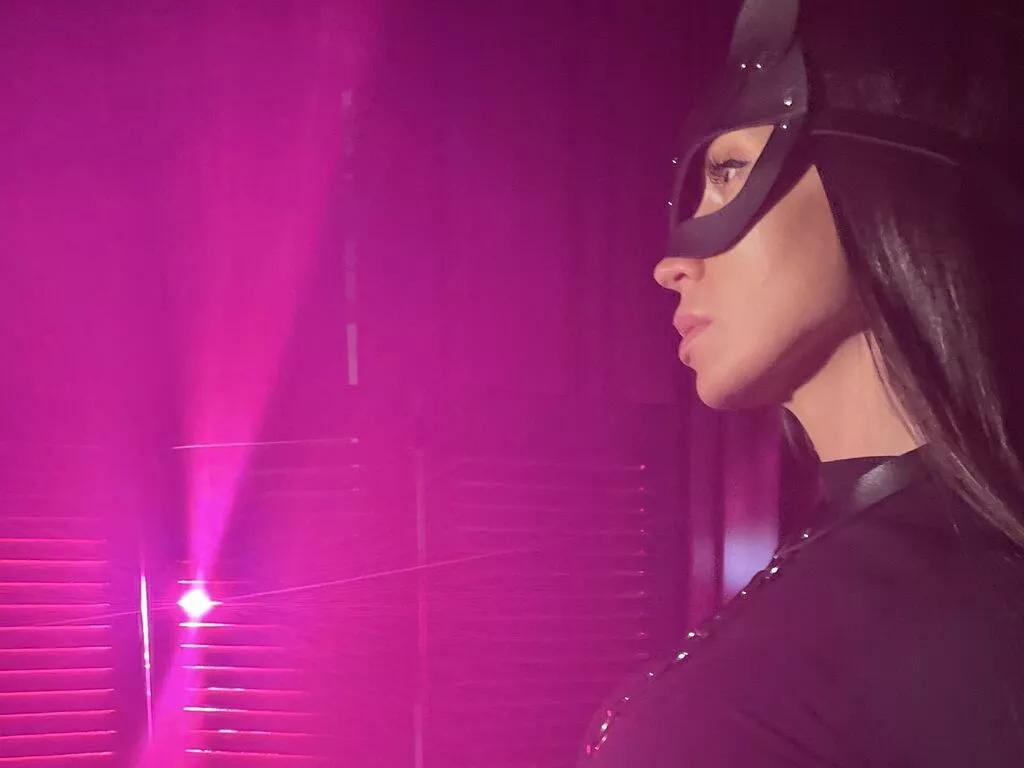 LeilaNyman — I love obedient boys, I like it when they kiss my beautiful legs. My fetish is for beauty and aesthetics. I love sexting