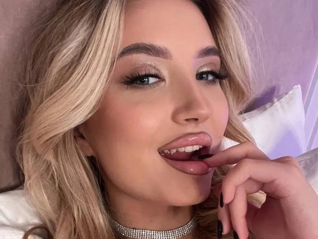 LiveJasmin LunaGlamy is Freechat LunaGlamy — I'm crazy about sweets! Candies, cakes, pastries --- all that makes my life brighter and more fun.  My favorite thing is experimenting! I love trying something unusual and sometimes a little risky --- because life is all about getting new...