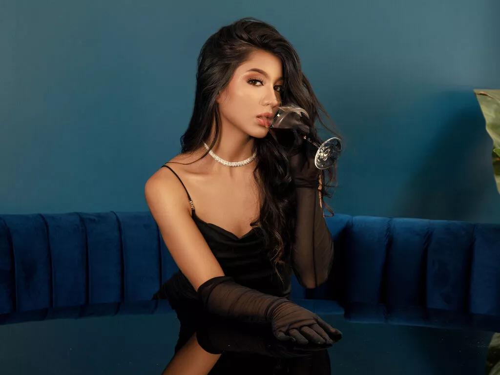 MaddieBennett — I love to dance with little clothes, talk dirty to the ear, explore my body and play with you until you beg you. I love to seduce slowly and then devour you with pleasure.