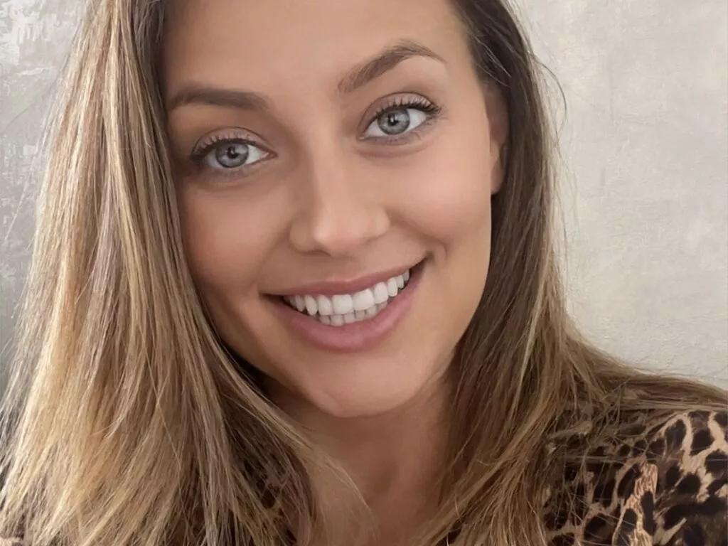 LiveJasmin VeraSurikova is Freechat VeraSurikova — Generous friendly men turn me on....mmmmmmm