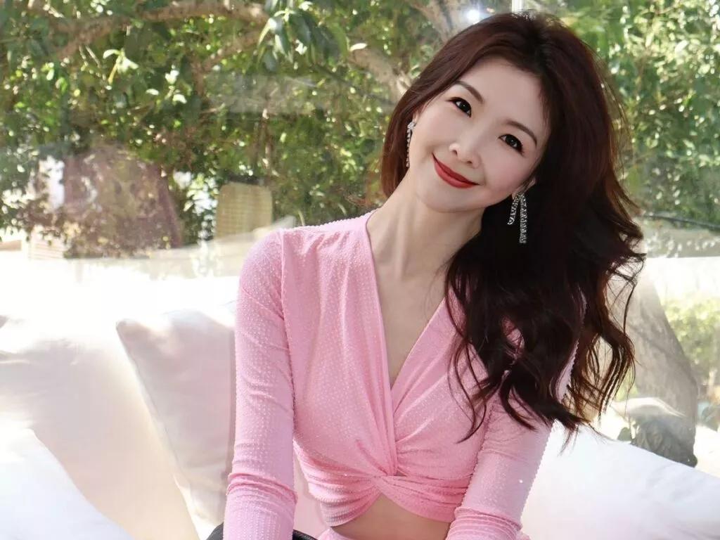 LiveJasmin xiaoping is Freechat xiaoping — I love to tease men while I strip and masturbate, applying oil to all sorts of delicious places to whet your appetite