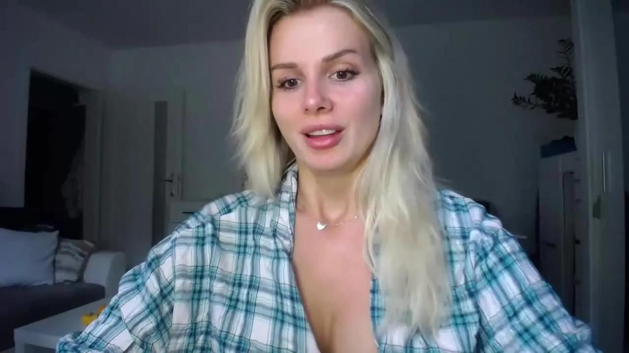 Offline CorneliaDoll on Streamray