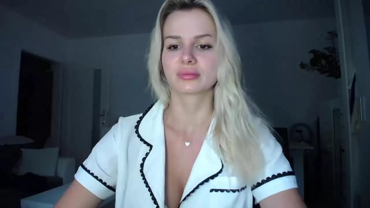 Offline CorneliaDoll on Streamray