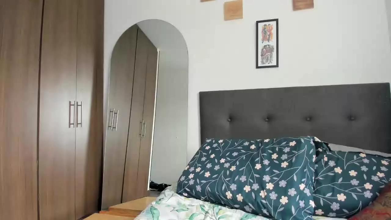 Offline LolaBrown on Streamray