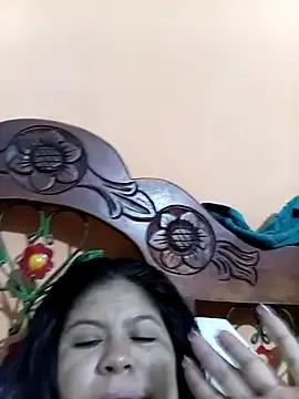 Freechat hotmom33 on StripChat