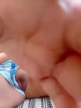 Freechat hotmom33 on StripChat