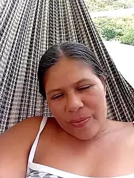 Freechat hotmom33 on StripChat