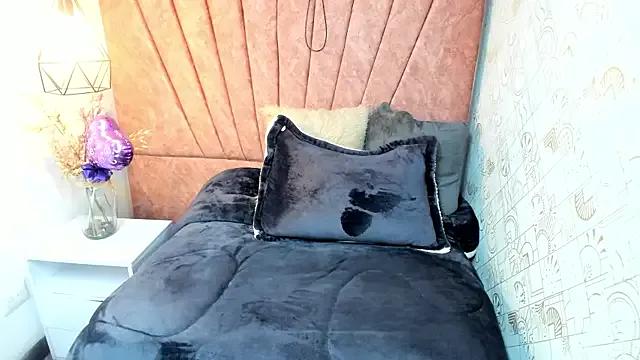 StripChat Issa_Milf__ is Freechat Issa_Milf__ — NAKED+CREAM ALL OVER MY BODY