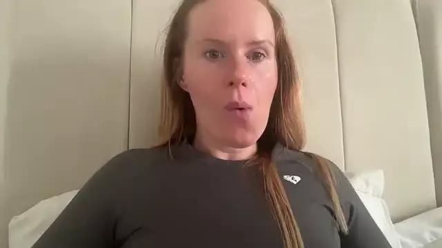 Freechat redheadrosie69 on StripChat